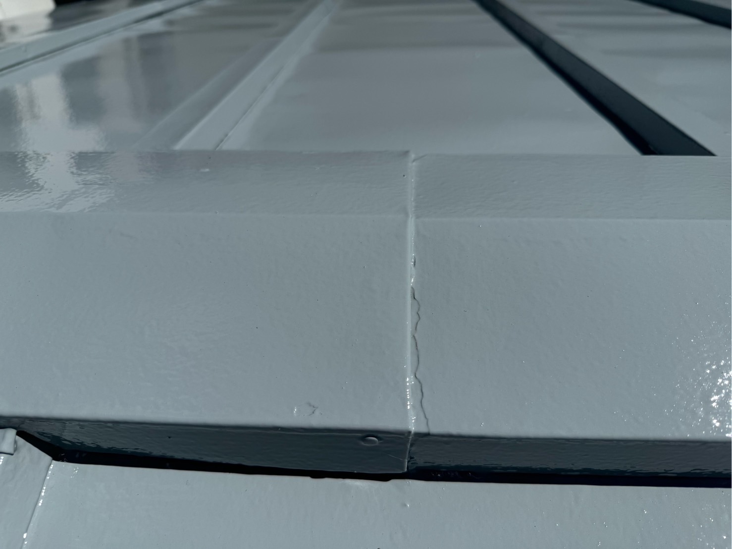 板金ジョイント・釘部シーリング施工前<br />
